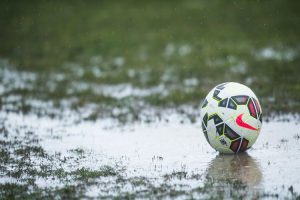 تصویر توپ فوتبال در هوای بارانی